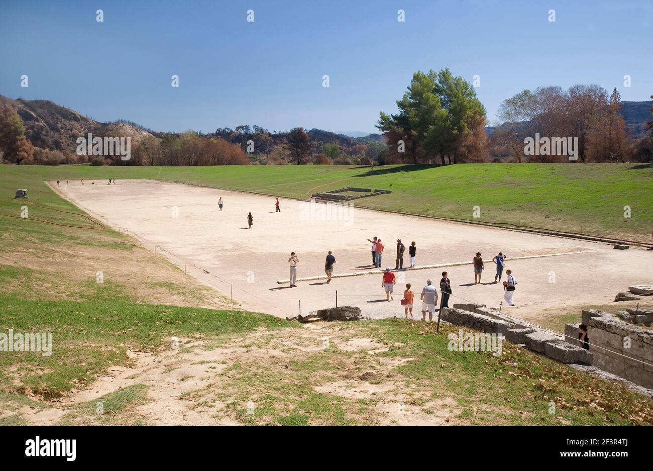 Ursprüngliches Stadion von Olympia in Griechenland mit 'exedra' (Steinplattform), auf dem die Richter saßen. Stockfoto