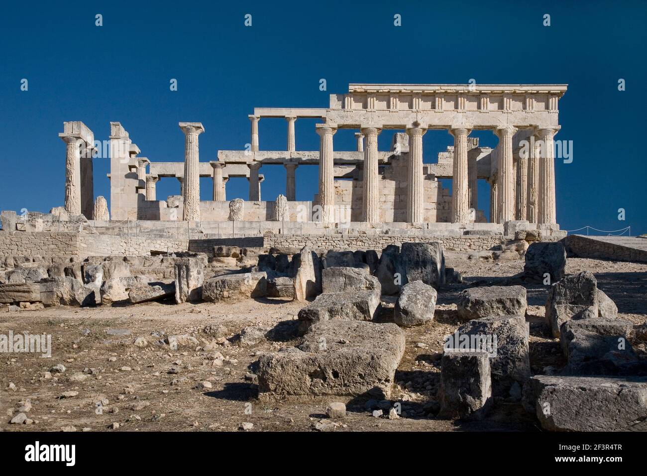 Ruinen des Heiligtums von Aphaea, Tempel von Aphaia (Afea), befindet sich innerhalb Heiligtum Komplex auf der griechischen Insel Aigina, im Saronischen Golf. Stockfoto