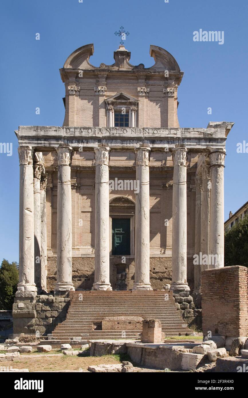 Tempel von Antoninus Pius und Faustine, umgewandelt in die römisch-katholische Kirche von San Lorenzo in Miranda, im Forum Romanum, Via Sacra, Rom, Italien Stockfoto