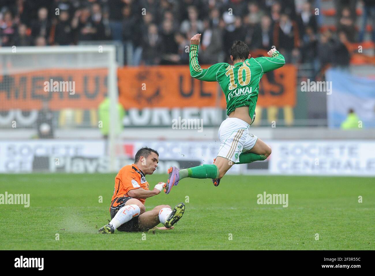 FUSSBALL - FRANZÖSISCHE MEISTERSCHAFT 2009/2010 - L1 - FC LORIENT V AS SAINT ETIENNE - 28/03/2010 - FOTO PASCAL ALLEE / DPPI - KEVIN MIRALLAS (ASSE) / JEREMY MOREL (FCL) Stockfoto