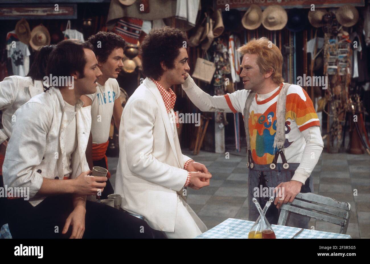 Die RSC-Besetzung in Aktion während der ATV-FERNSEHNETZPRODUKTION von Trevor Nunns musikalischer Adaption für das Fernsehen, KOMÖDIE DER FEHLER von William Shakespeare im Royal Shakespeare Theatre, Stratford-upon-Avon. Darsteller: Judi Dench, Francesca Annis, Michael Williams,- Mike Gwilym, Roger Reed, Nickolas Grace, Griffith Jones, Barbara Shelley, Robin Ellis. Die Aufführung wurde am 18. April 1978 vom Theater national übertragen. Stockfoto