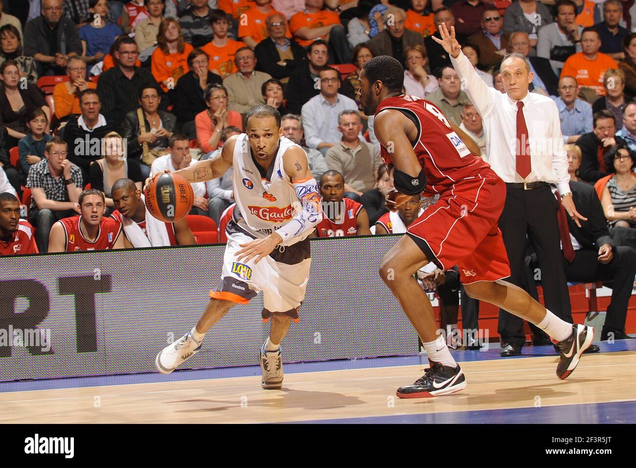 BASKETBALL - FRANZÖSISCHE MEISTERSCHAFT 2009/2010 - PRO A - LE MANS V CHOLET - LE MANS (FRA) - 17/04/2010 - DEWARICK SPENCER (MSB) / ANTYWANE ROBINSON (CB) - FOTO : PASCAL ALLEE / HOT SPORTS / DPPI Stockfoto