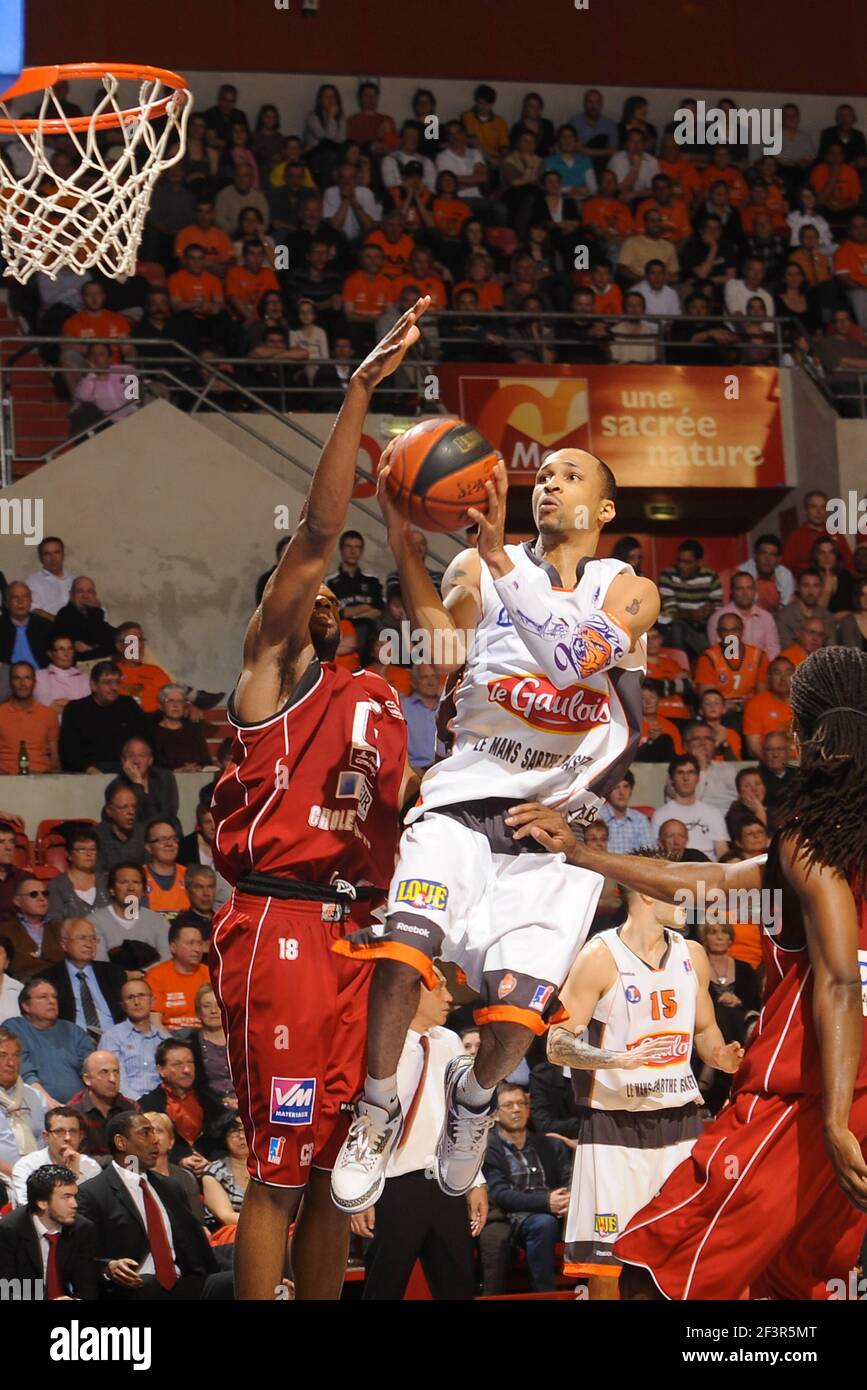 BASKETBALL - FRANZÖSISCHE MEISTERSCHAFT 2009/2010 - PRO A - LE MANS V CHOLET - LE MANS (FRA) - 17/04/2010 - DEWARICK SPENCER (MSB) / ANTYWANE ROBINSON (CB) - FOTO : PASCAL ALLEE / HOT SPORTS / DPPI Stockfoto