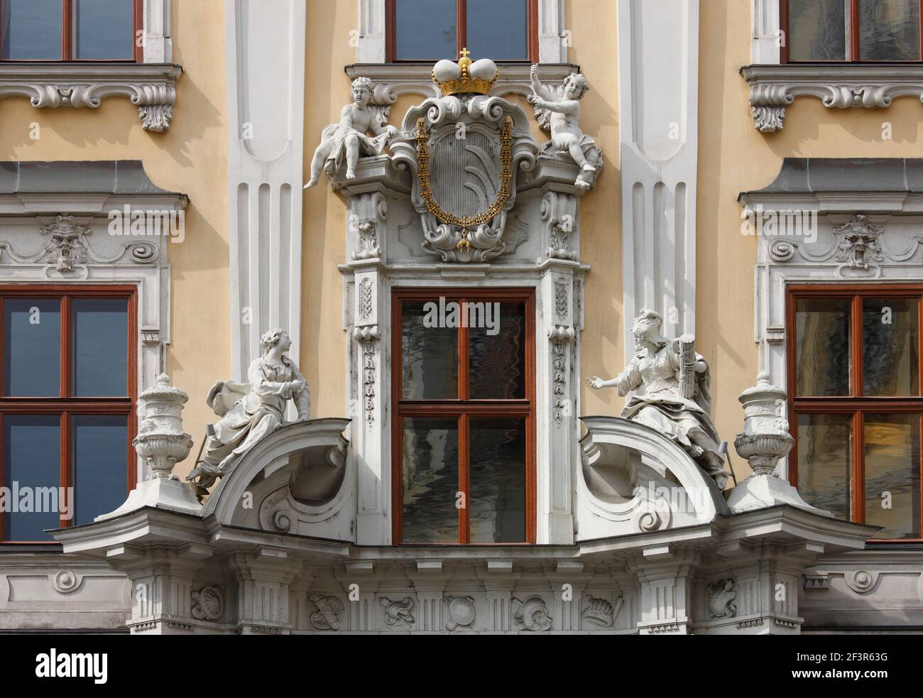 Geschnitzte Figuren auf verzierten Fenstern im Detail des barocken Palais Kinsky, Wien, Österreich Stockfoto