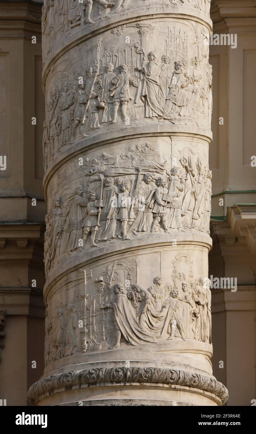 Barocke spiralförmige Flachreliefs, die das Leben des hl. Franz von Sales auf Triumphturm-Pavillons, St.-Karls-Kirche, Wien, Österreich darstellen Stockfoto