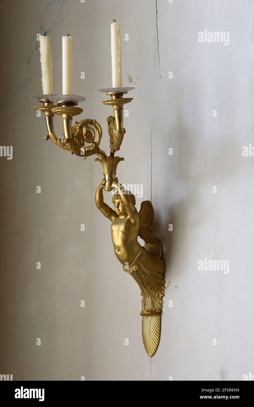 Wandhalter für Kerzen im Fasanerie-Palast in Fulda, Deutschland  Stockfotografie - Alamy