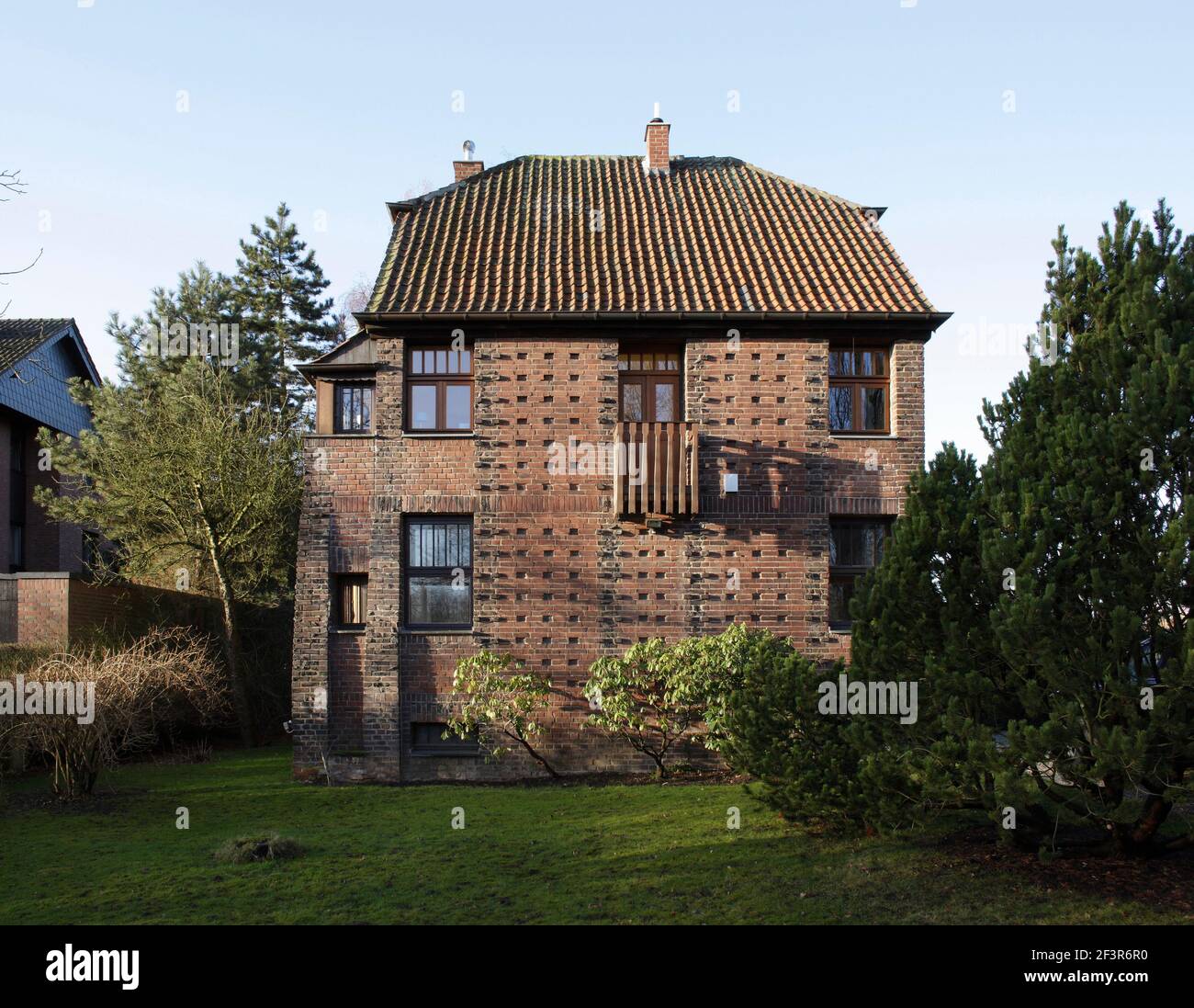 Blick aus dem Garten des roten Backsteinhauses, entworfen vom Architekten Karl Buschhuter, einem Pionier der ökologischen Bau- und Gesundheitsreform in Krefeld Stockfoto