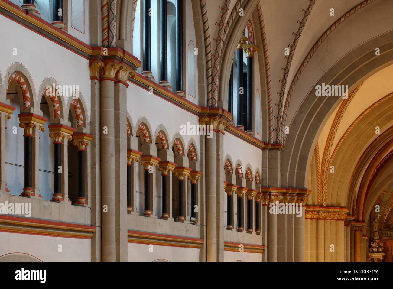 Dekorative Innenarchitektur des Orgellofts des Bonner Doms, Deutschland Stockfoto