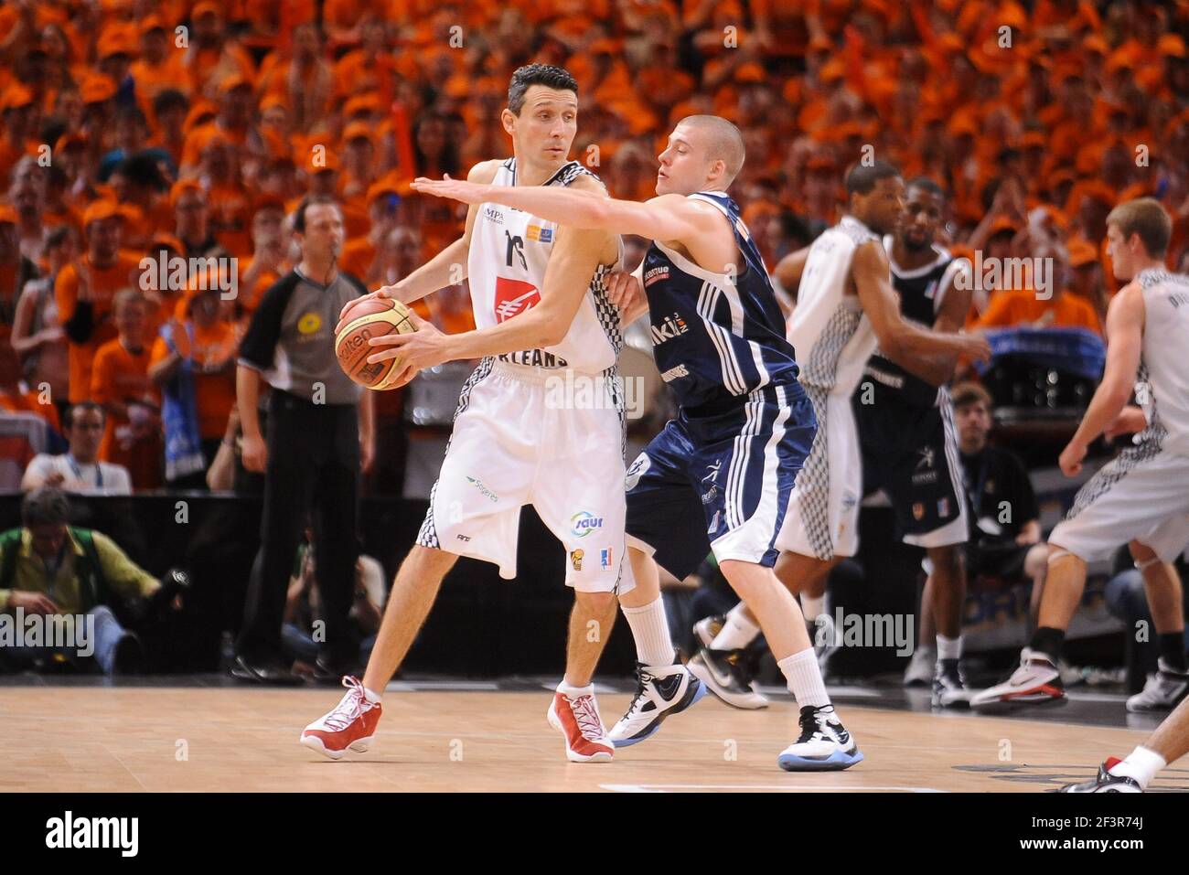 BASKETBALL - FRENCH CUP 2010 - PARIS BERCY (FRA) - 16/05/2010 - FOTO : PASCAL ALLEE / HOT SPORTS / DPPI - FINAL MEN - ORLEANS / GRAVELINES-DUNKERQUE - LAURENT SCIARRA (ORLEANS) / BEN WOODSIDE (GRAVELINES) Stockfoto