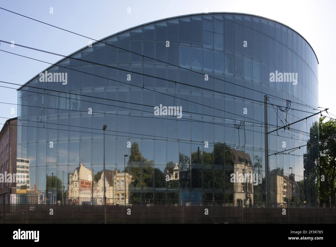 Moderne Glasfassade des Wirtschaftsentwicklungsgebäudes, Baujahr 1993, im Microelectronic Center, Duisburg, Deutschland Stockfoto