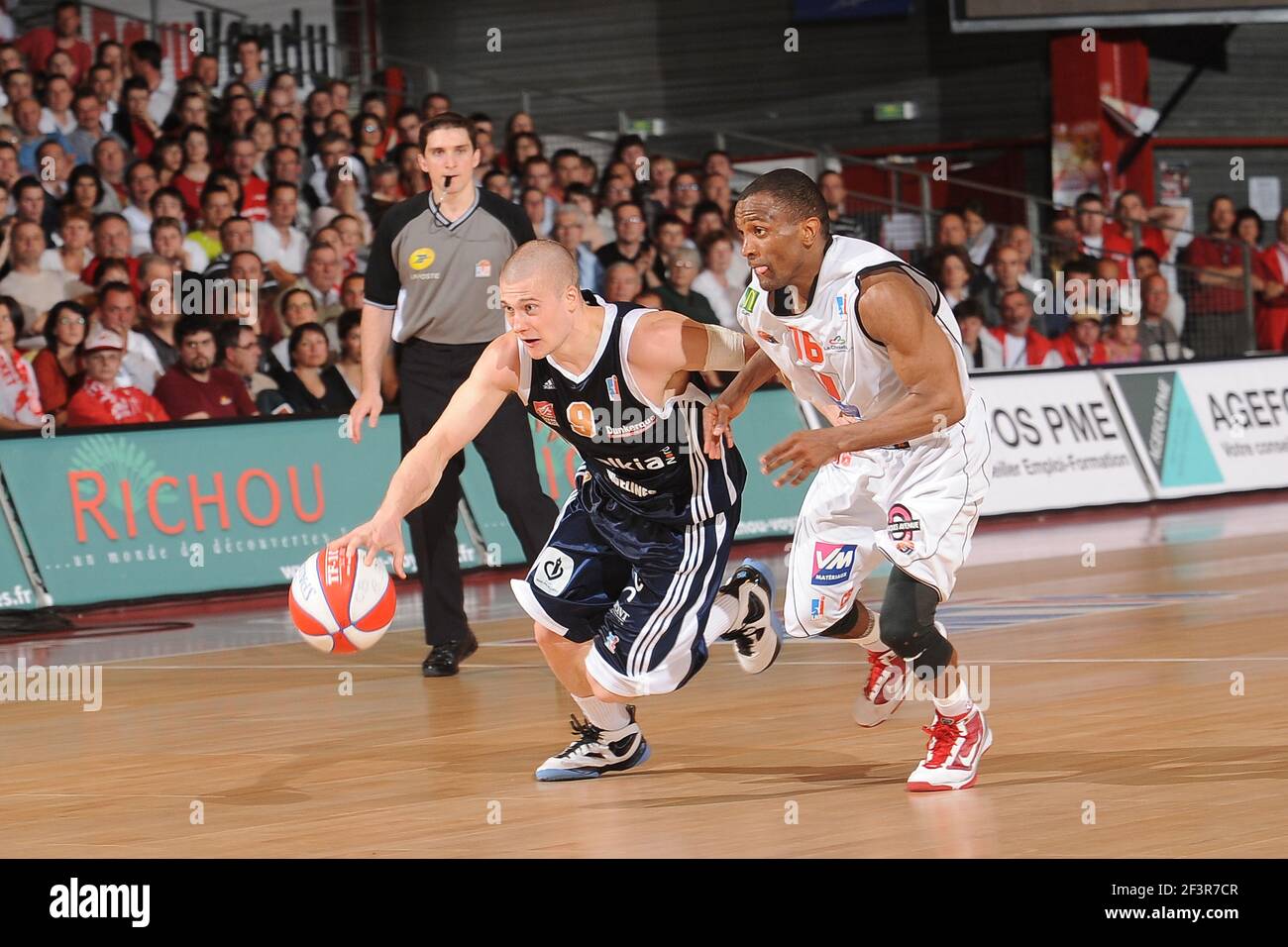 BASKETBALL - FRANZÖSISCHE MEISTERSCHAFT 2009/2010 - CHOLET (FRA) - 29/05/2010 - FOTO : PASCAL ALLEE / HOT SPORTS / DPPIPLAY OFF PRO A - CHOLET V GRAVELINES -9 BEN WOODSIDE (GRA) - 16 JOHN LINEHAN (CHO) Stockfoto