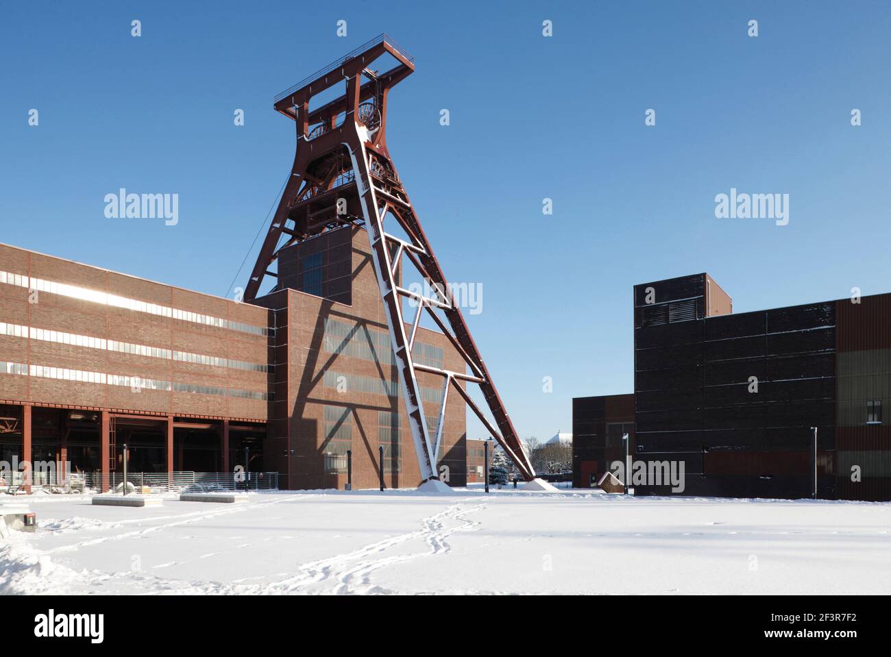 Zentraler Grubenschacht der Zeche Zollverein XII im Schnee, Weltkulturerbe der UNESCO in Essen, Deutschland Stockfoto