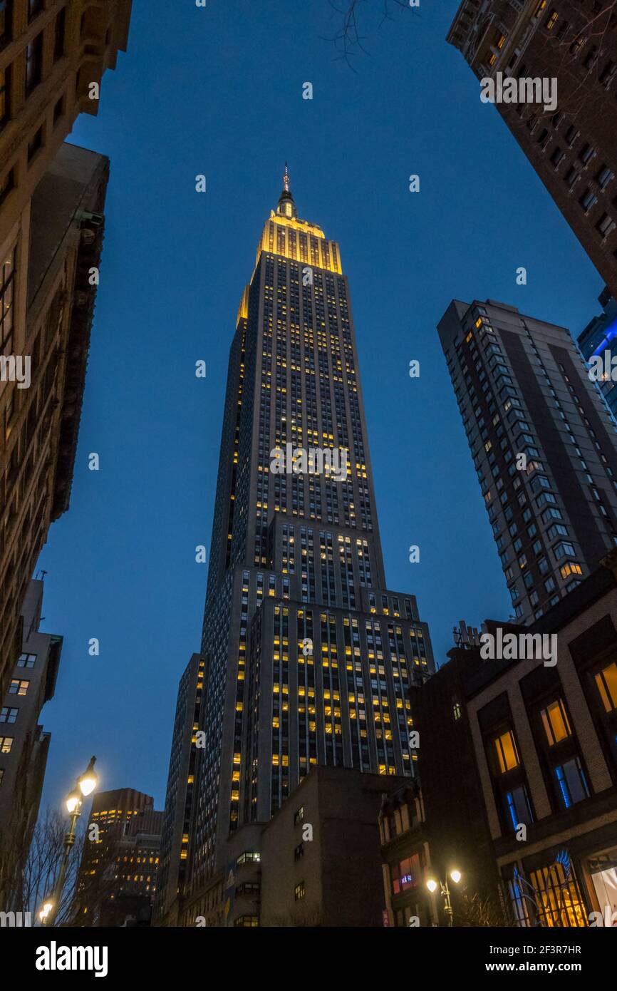 Blick auf das Empire State Building bei Nacht , New York, New York Stockfoto