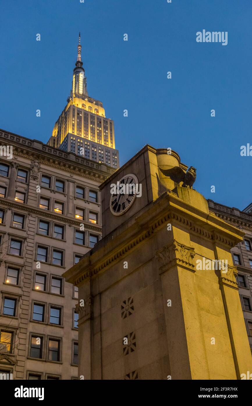 Blick auf das Empire State Building bei Nacht , New York, New York Stockfoto