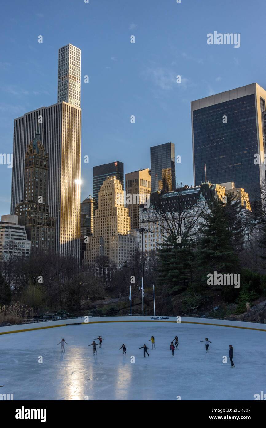 Wolkenkratzer mit Blick auf den Central Park, mit Wollman-Eisbahn im Vordergrund New York, New York Stockfoto