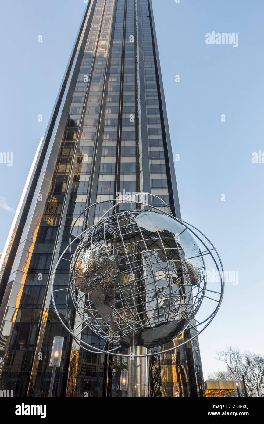Globe Infraunt des Trump International Hotel and Tower, bei Globe Sculpture am Columbus Circle am Rande des Central Park New York, New York Stockfoto