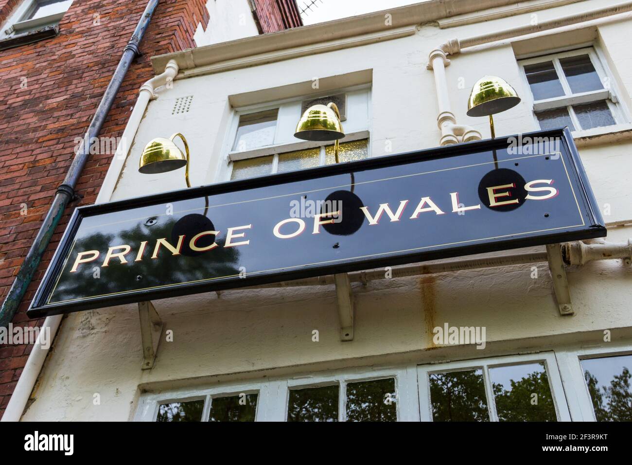 Schild über dem Hintereingang des Prince of Wales Pub in Pond Square, Highgate Village, London, Großbritannien Stockfoto