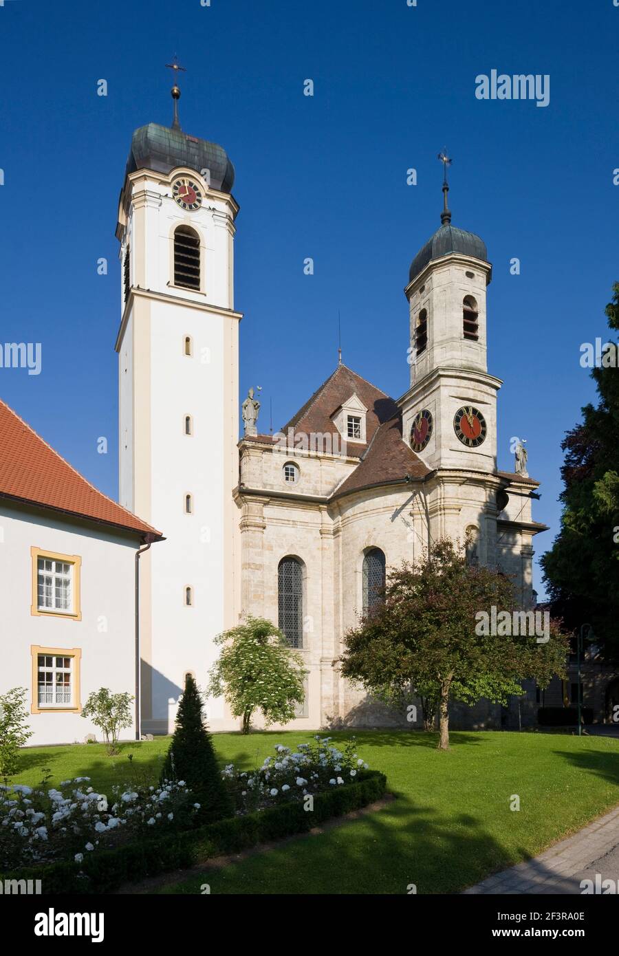 Chor mit Chorturm und neuem Glockenturm von S¸dosten, Wolfegg, Pfarrkirche, ehemalige Kollegiat-Stiftskirche Stockfoto