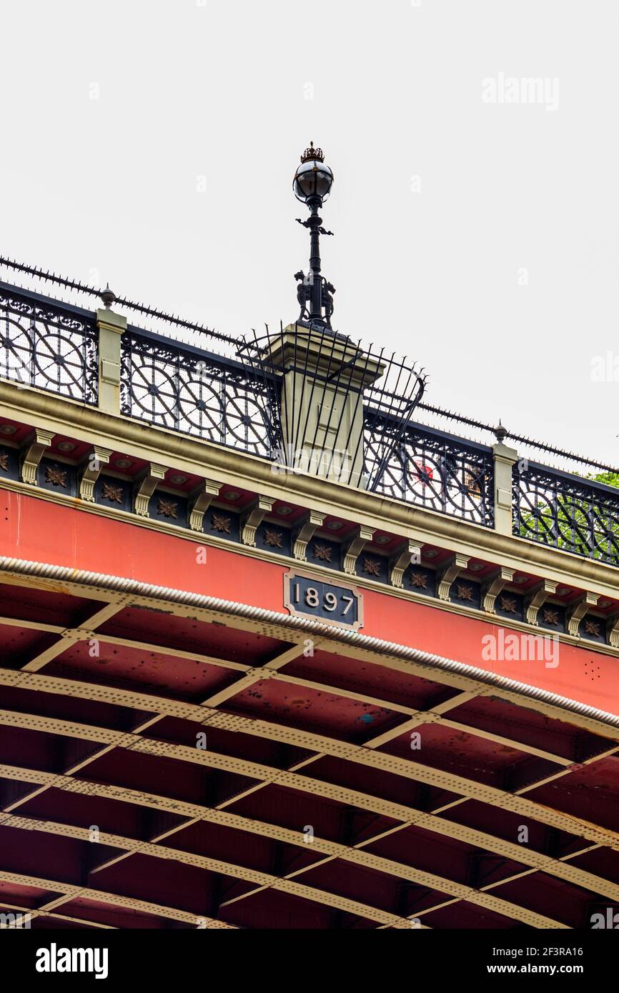 Blick auf eine Lampe an der Hornsey Lane Bridge (oft als "Suicide Bridge" bezeichnet) von der Archway Road, London, Großbritannien Stockfoto