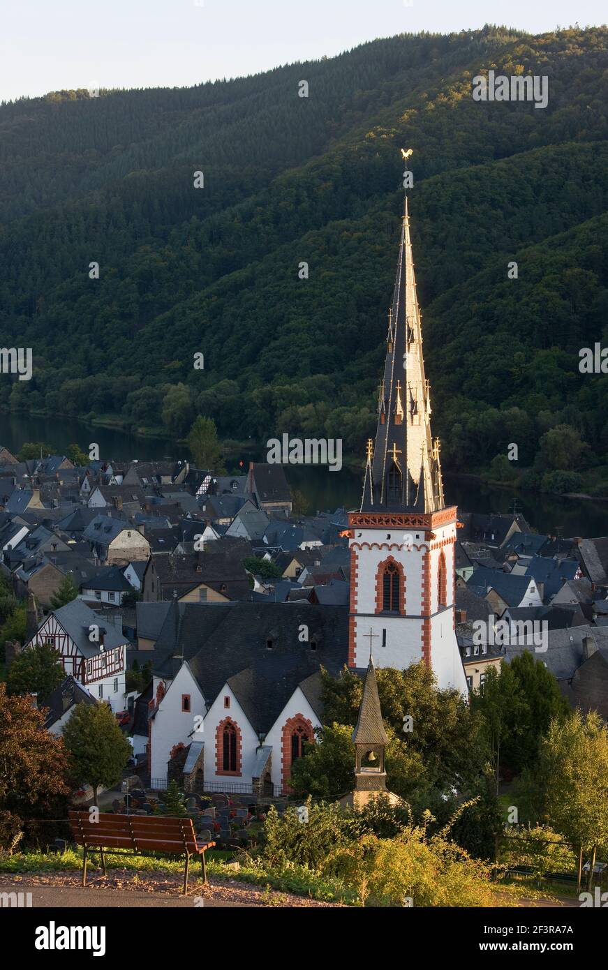 Blick von Nordwesten, Turmhelm vor Moseltal, Ediger-Eller, Pfarrkirche St. Martin Stockfoto