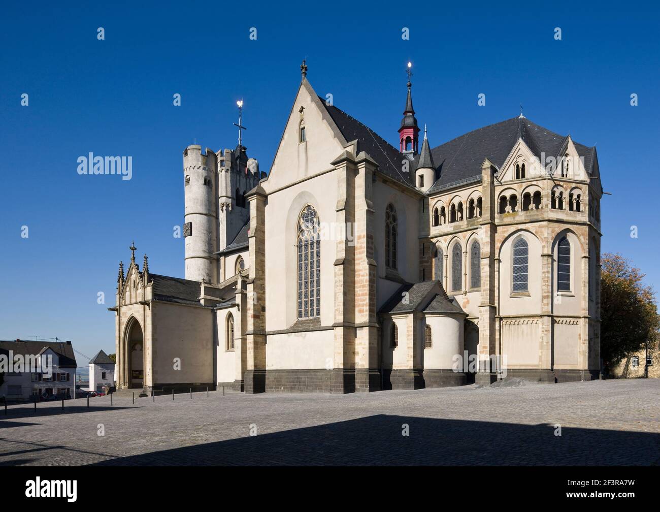 Blick von S¸dosten, M¸nstermaifeld, Stiftskirche St. Martin und St. Severus Stockfoto