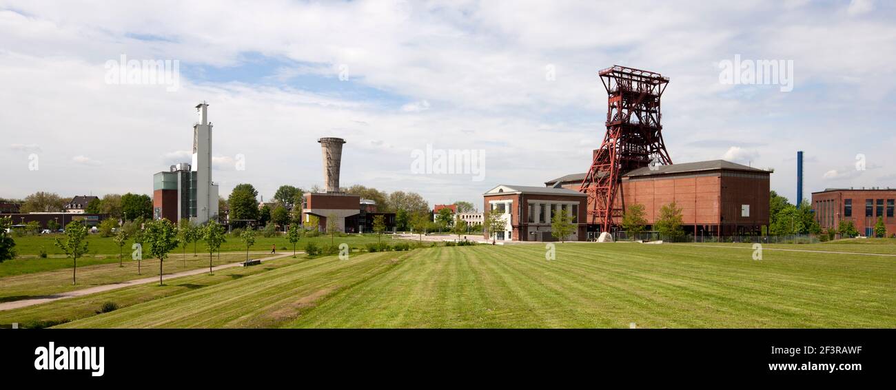 Ehemalige Zeche Consolidation 3/4/9 mit altem und neuem Fˆrderturm und Consol-Theater, Gelsenkirchen-Schalke Stockfoto