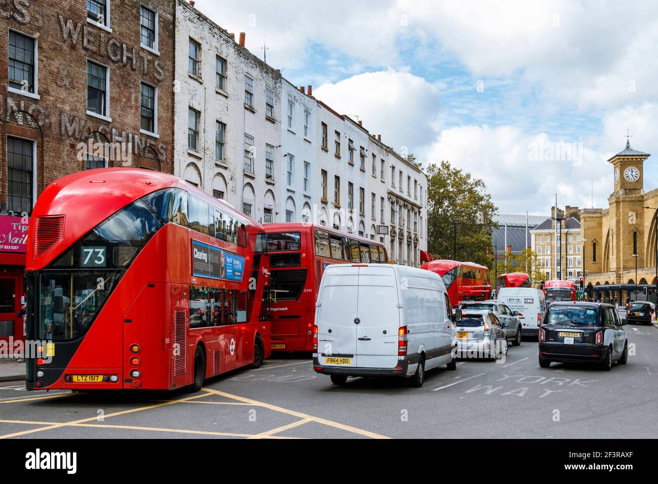 Verkehrsstaus in Richtung Westen auf der Grays Inn Road und Euston Road, King's Cross, London, Großbritannien Stockfoto