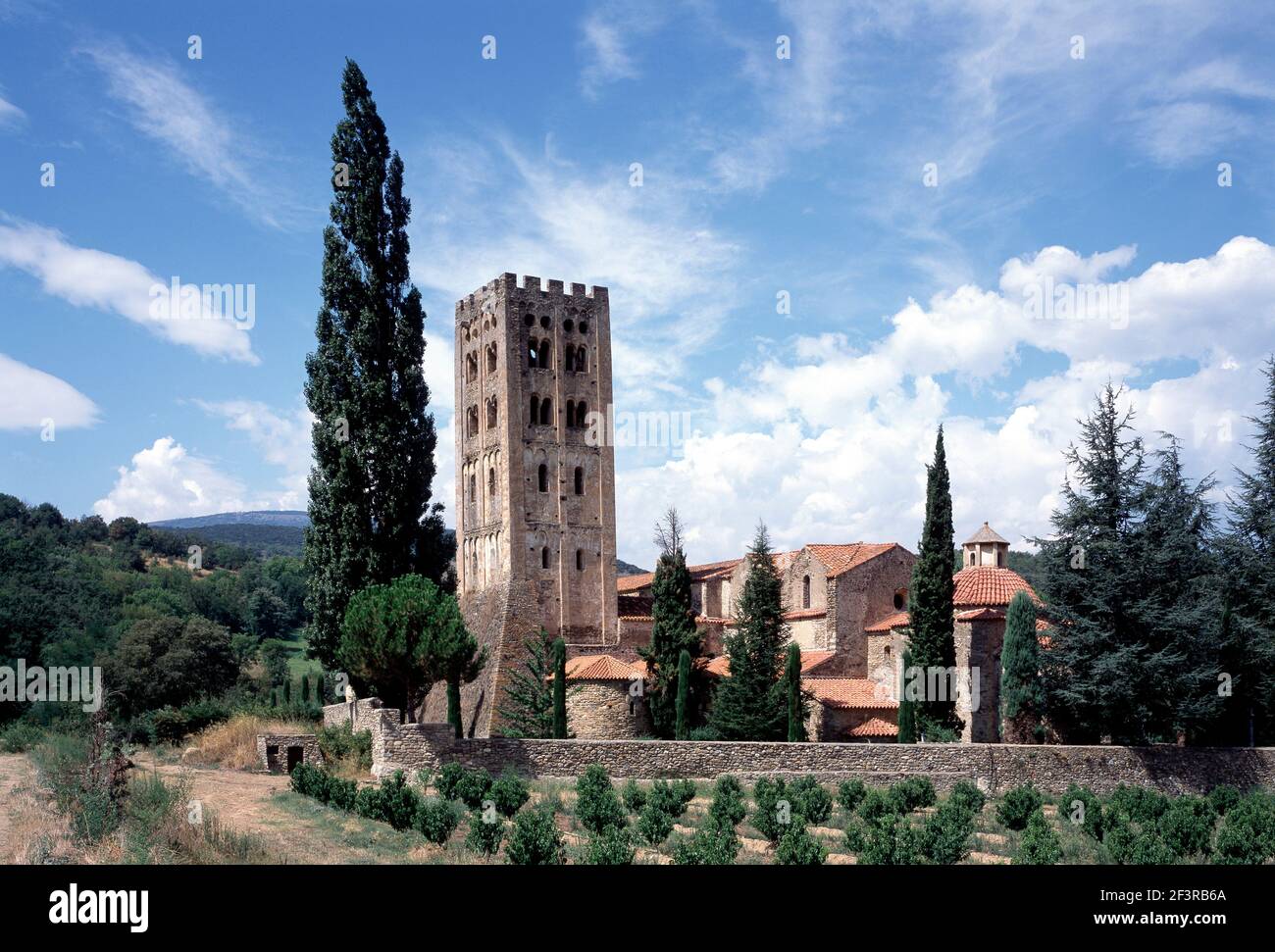 Benediktiner-romanische Abtei Saint-Michel-de-Cuxa zeigt Glockenturm, in den Pyrenäen, Frankreich Stockfoto