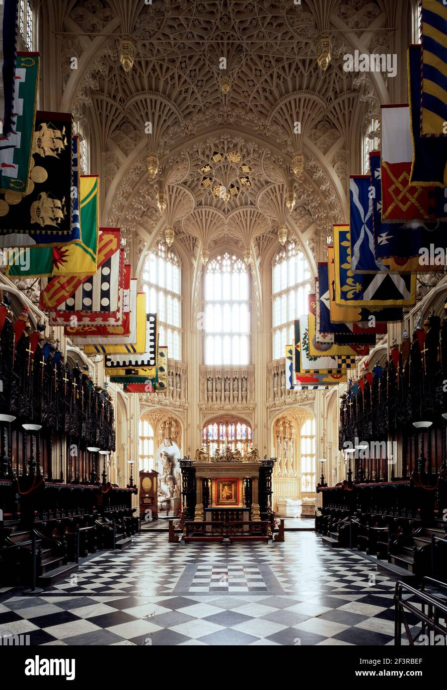 Heraldische Banner in Henry VII's Chapel Looking East, Westminster Abbey, London Stockfoto
