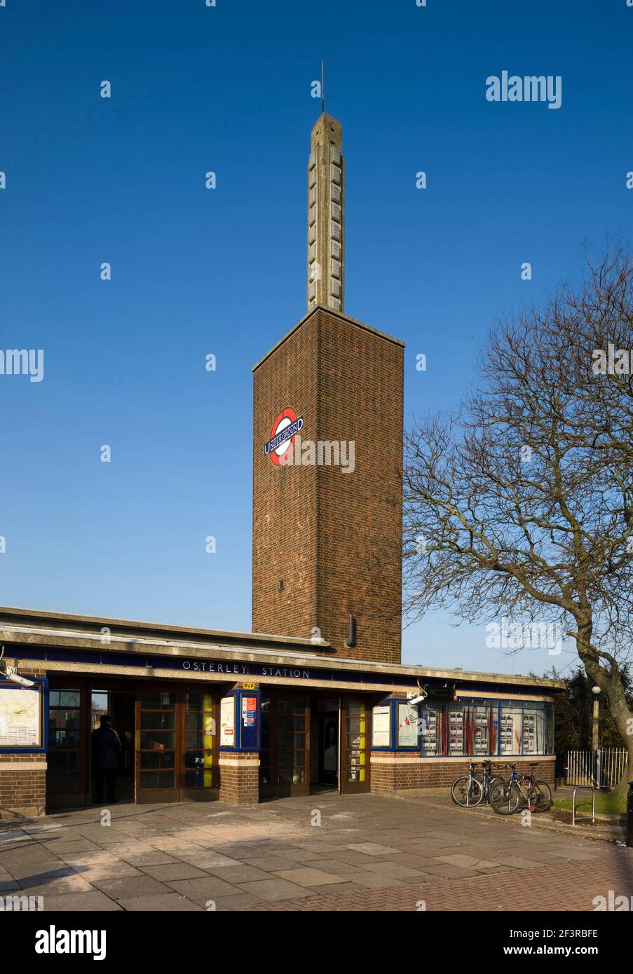 Ziegel Stahlbeton im europäischen Stil, Osterley Park U-Bahnstation, gebaut 1934, Stockfoto