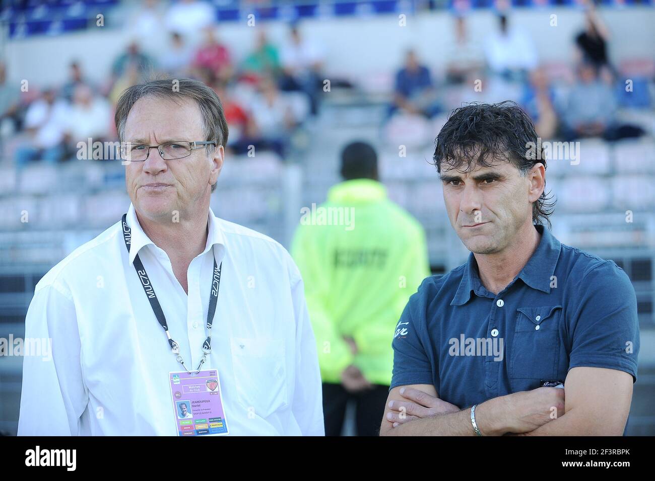 FUSSBALL - FRANZÖSISCHE MEISTERSCHAFT 2010/2011 - L2 - LE MANS FC / LB CHATEAUROUX - 20/08/2010 - FOTO PASCAL ALLEE / DPPI - DANIEL JEANDUPEUX (MITARBEITER VON LE MANS) / DIDIER THOLOT (TRAINER CHATEAUROUX) Stockfoto