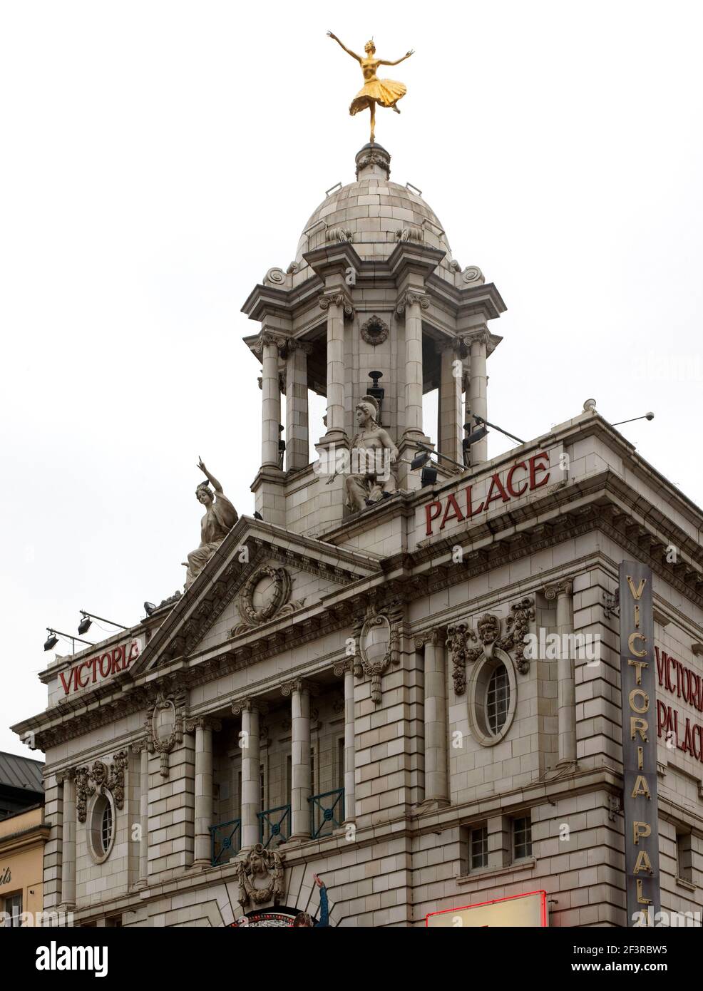 Victoria Palace, früher eine Musikhalle, heute ein Theater, erbaut 1832, mit Goldtänzerin auf seiner Kuppel, Victoria Street, London Stockfoto