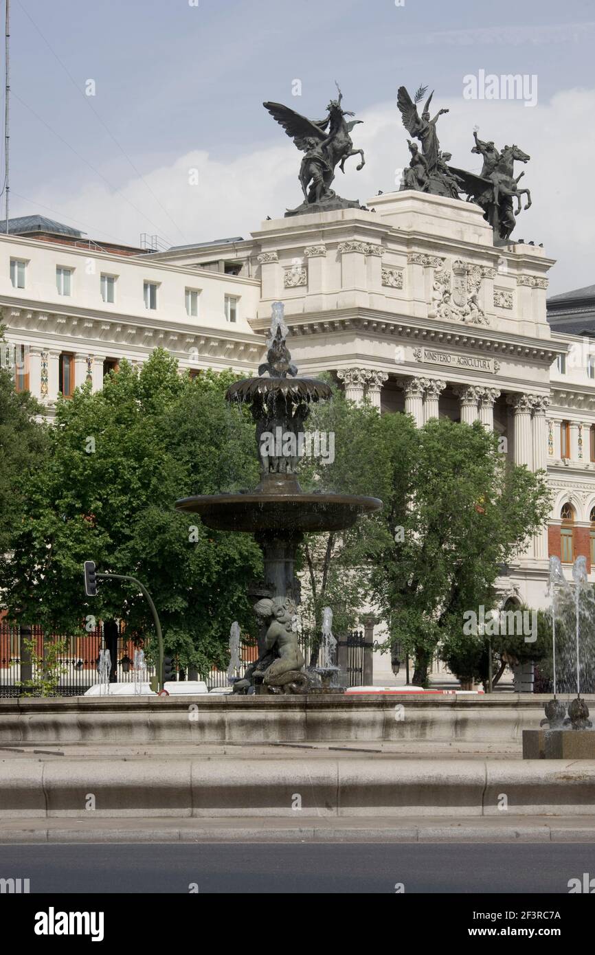 Plaza del Emperador Carlos V, mit der Fuente de la Alcachofa im Vordergrund und dem Landwirtschaftsministerium im Hintergrund, Madrid, Spanien. Stockfoto