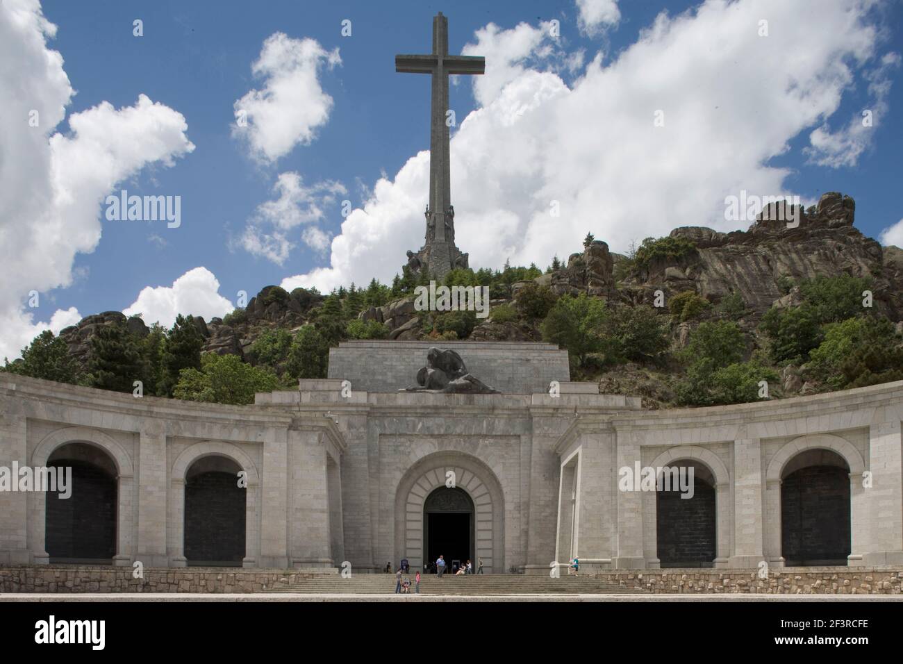 Blick von der Esplanade des Valle de los Caidos, Tal der Gefallenen, eine katholische Basilika und ein monumentales Denkmal, konzipiert von spanischen Diktator Stockfoto