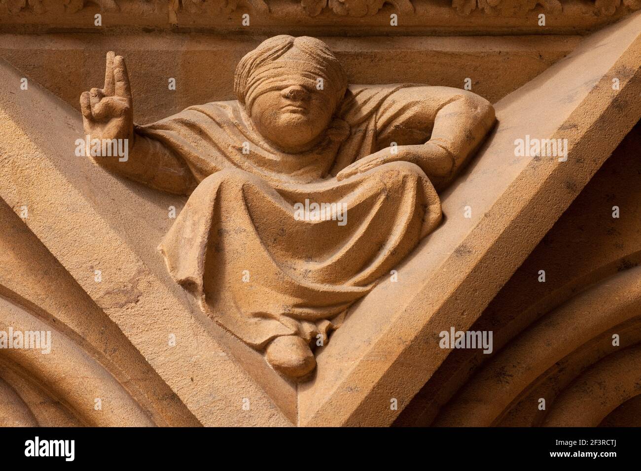Seitenportal, Figur mit verbundenen Augen, Metz, Kathedrale Saint-…tienne Stockfoto