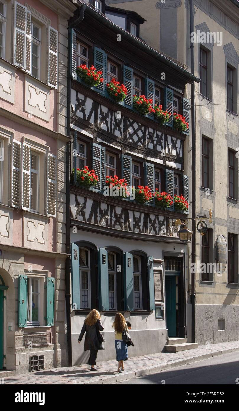 Wirtshaus zum Schlenkerla, Rauchbier, Gotisches Gewˆlbe aus dem 14. Jh. Und fr‰nkische Fachwerkfassade, Bamberg, Wirtshaus Schlenkerla Stockfoto