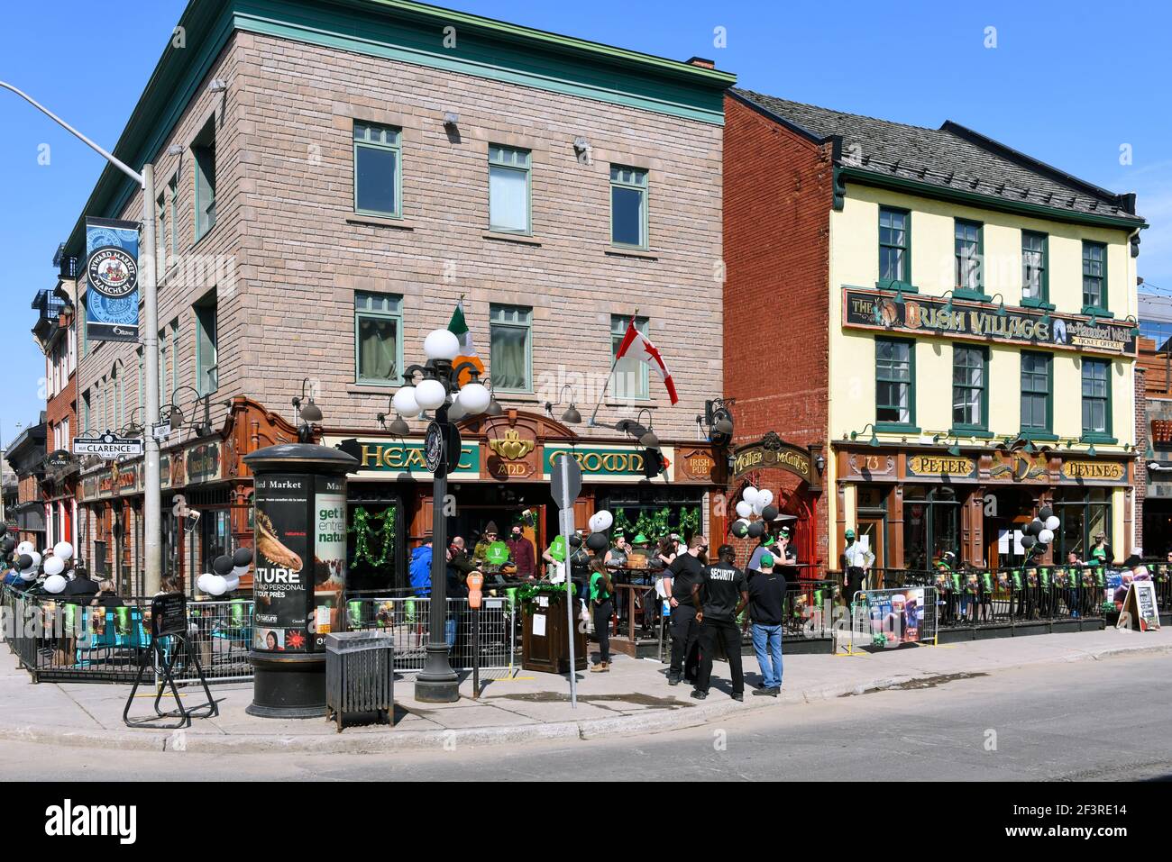 Ottawa, Kanada – 17. März 2021: Aufgrund der Covid-19-Einschränkungen ist der St. Patrick’s Day im beliebten Irish Pub The Heart and Crown viel kleiner als sonst. Das warme Wetter machte es möglich, auf der Terrasse zu sitzen. Stockfoto