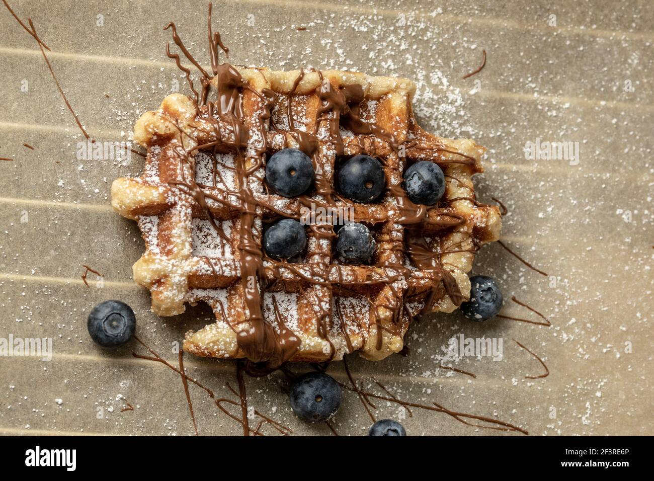 Ein Blick von oben auf eine köstliche belgische Waffel mit Schokolade ... Ein Blick von oben auf eine köstliche belgische Waffel mit Schokolade ...