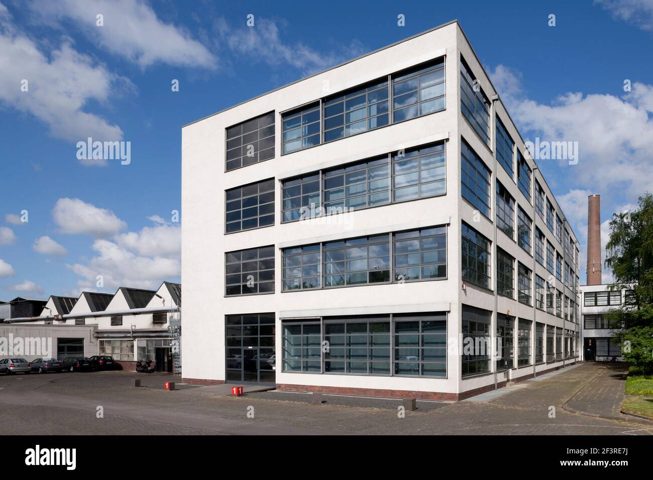 Fassade der Textilfabrik im Bauhaus-Stil, gebaut von Mies van der Rohe, 1931-35, Krefeld, Deutschland Stockfoto
