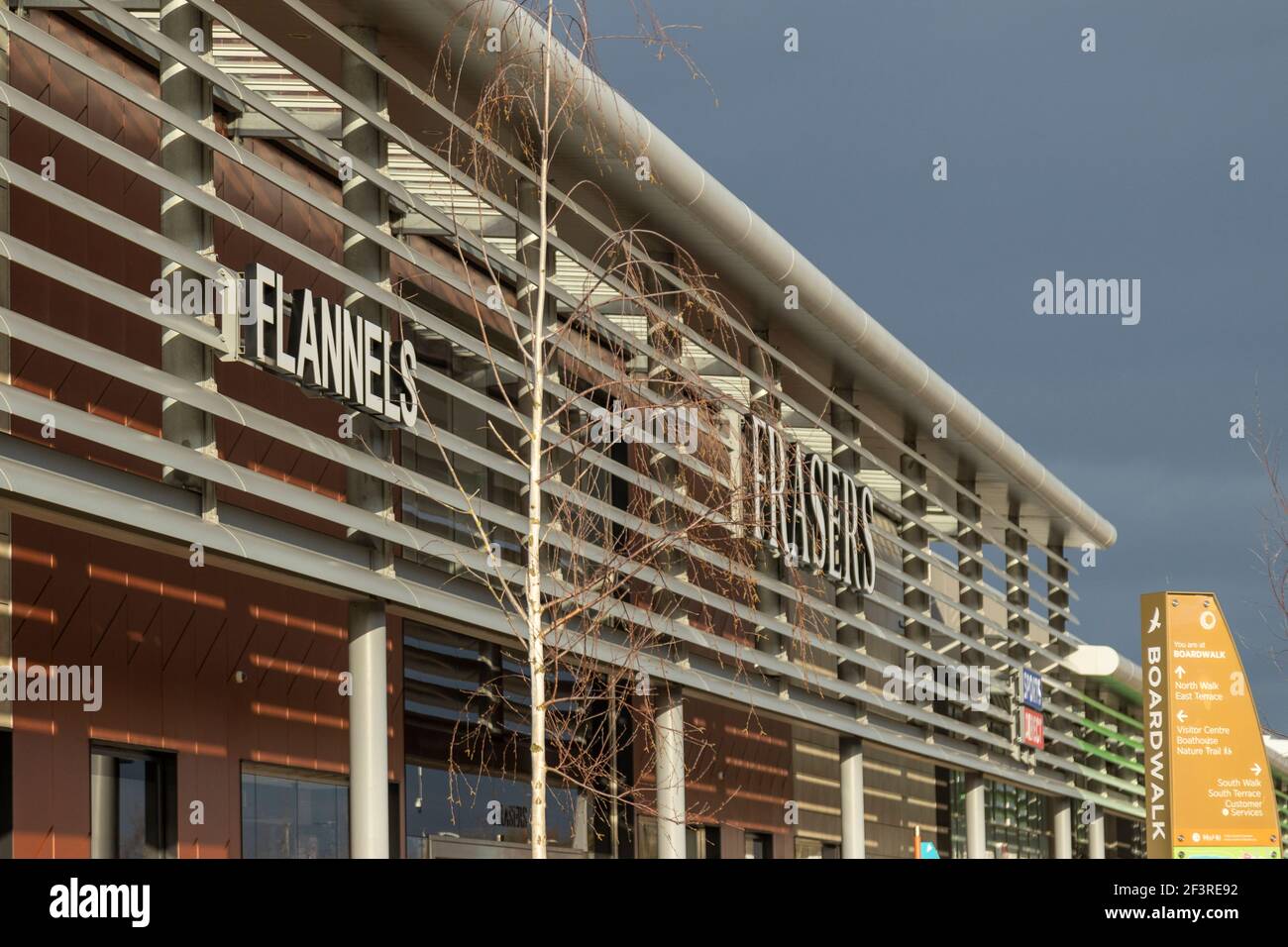 Verkaufsschilder in einem Einkaufszentrum in Großbritannien Stockfoto