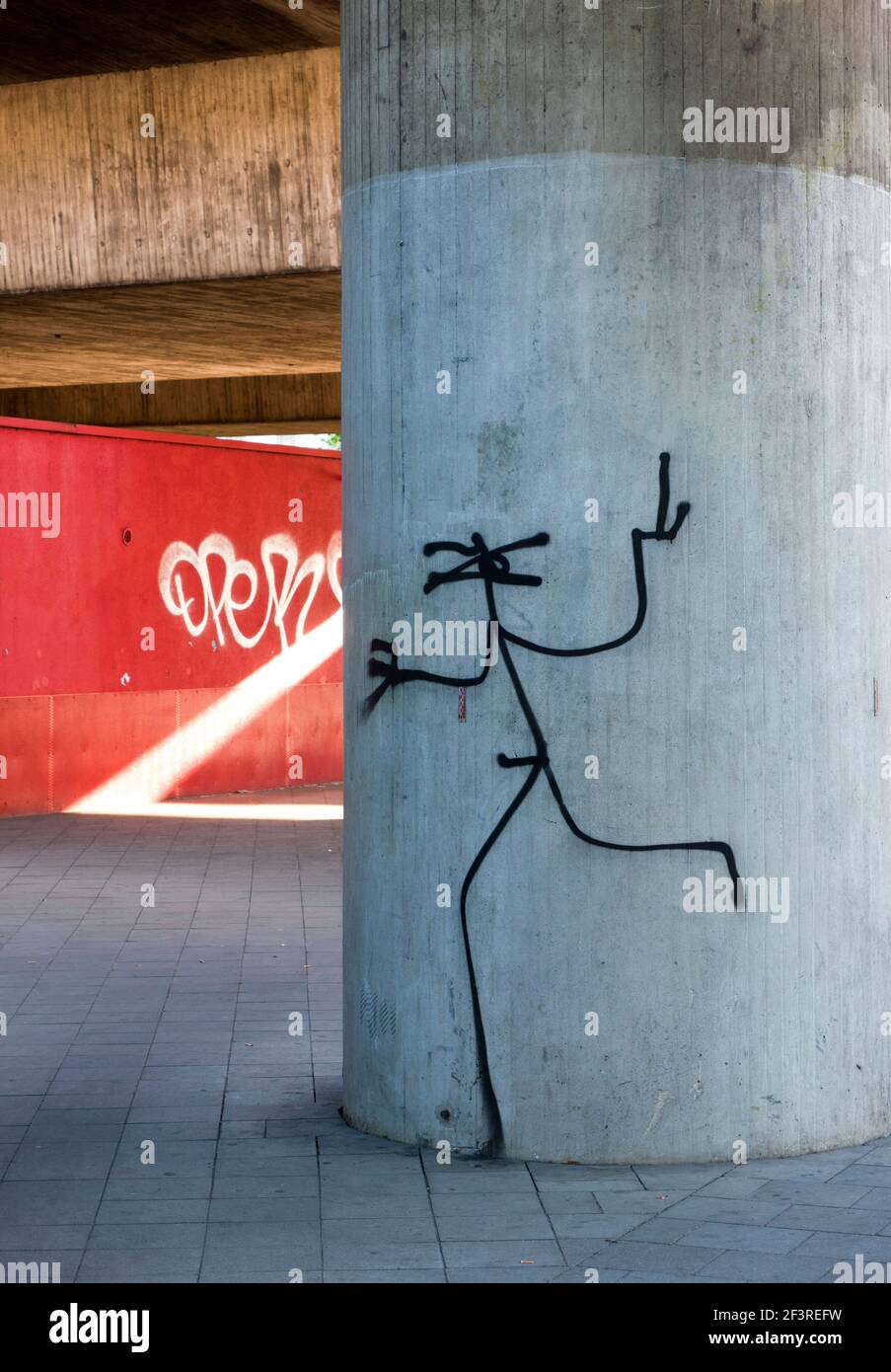 Betonsäule mit Stickman Graffiti von Harald Naegeli, Düsseldorf, Deutschland Stockfoto