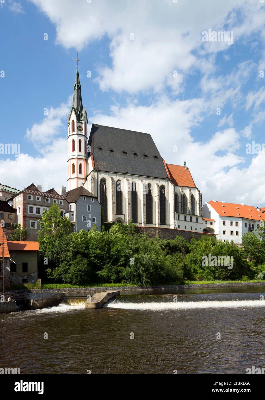 Gotische St. Vitus Kirche über der Moldau, Cesky Krumlov, Südböhmen, Tschechische Republik Stockfoto