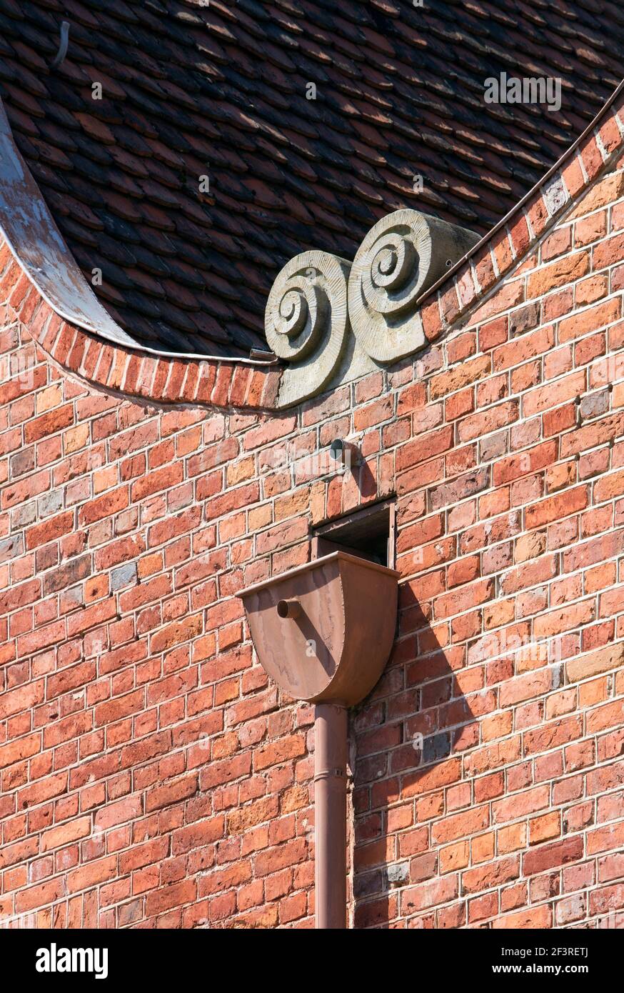 Detail von Steincurlicues und Abfluss, Backsteinfassade des niederländischen Stil Haus, 1734-1742, Potsdam, Brandenburg, Deutschland Stockfoto