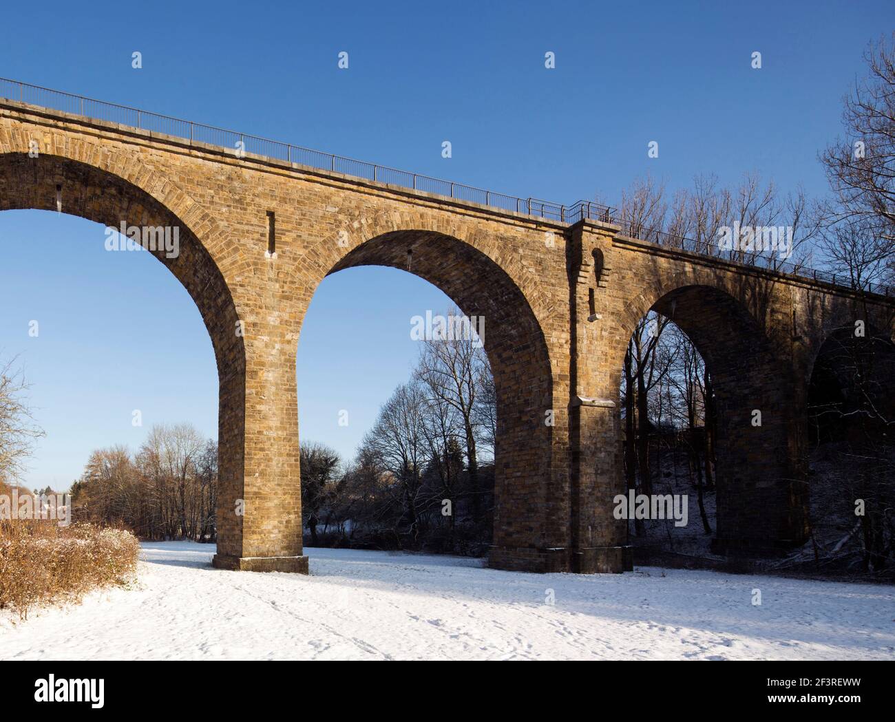 Winterlandschaft mit stillgeruhter Eisenbahnbrücke der Vennbahn, bei Aachen, Nordrhein-Westfalen, Deutschland Stockfoto