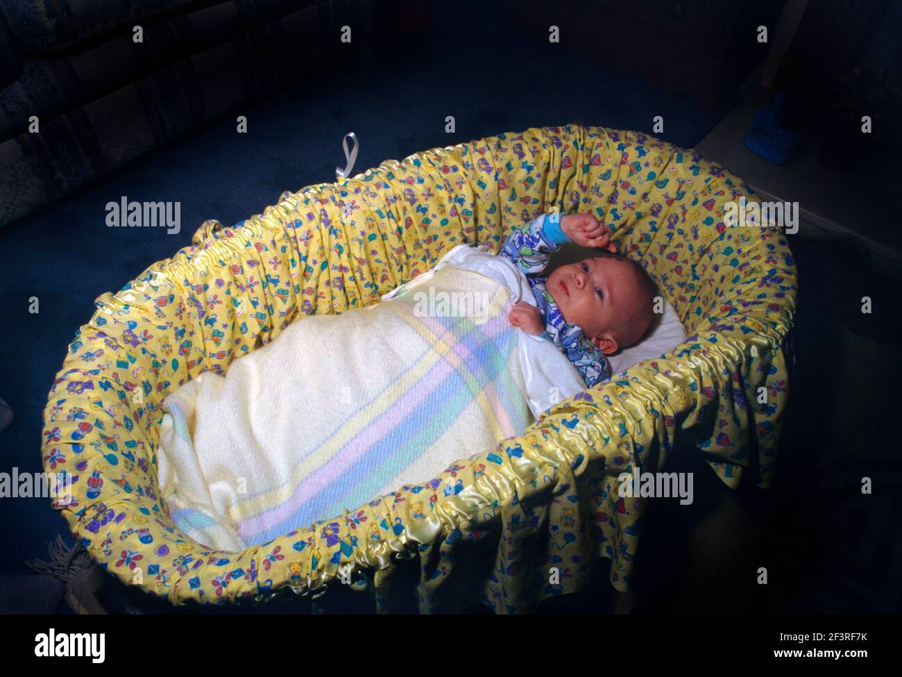 Baby versteckt in Moses Basket Surrey England Stockfoto