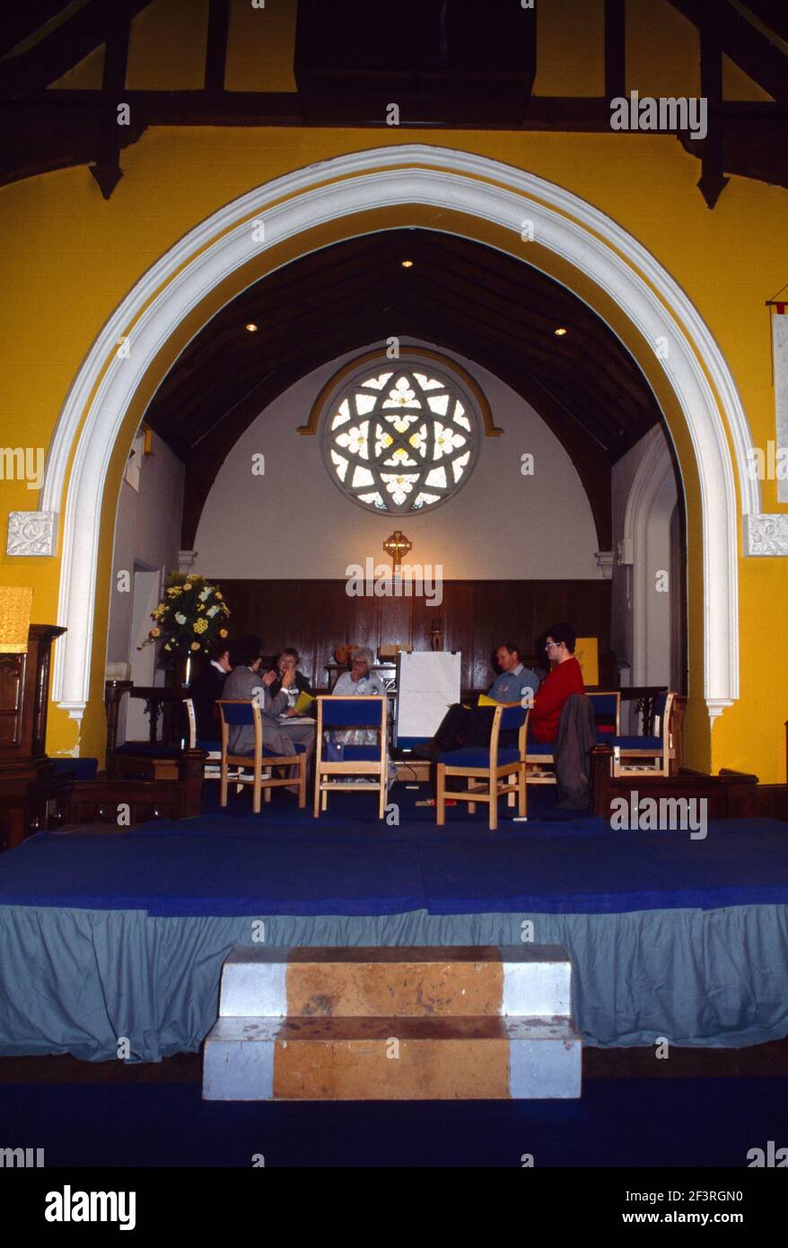 Bibeldiskussionsgruppe in der methodistischen Kirche Epsom Surrey Stockfoto