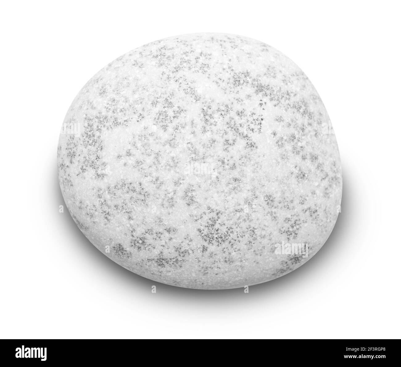 Kieselstein. Glatter grauer Seestein isoliert auf weißem Hintergrund mit Schatten, Beschneidungspfad für Isolation ohne Schatten auf Weiß Stockfoto