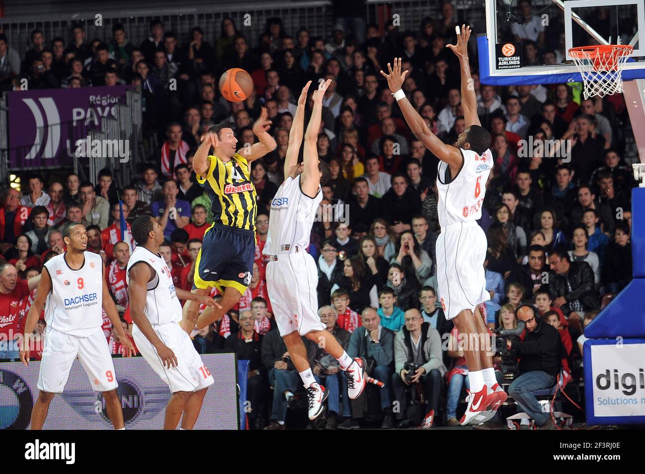 BASKETBALL - EUROLEAGUE 2010/2011 - CHOLET BASKET V FENERBAHCE ULKER - CHOLET (FRA) - 17/11/2010 - FOTO : PASCAL ALLEE / HOT SPORTS / DPPI - 4 ROKO UKIC (ULK) Stockfoto