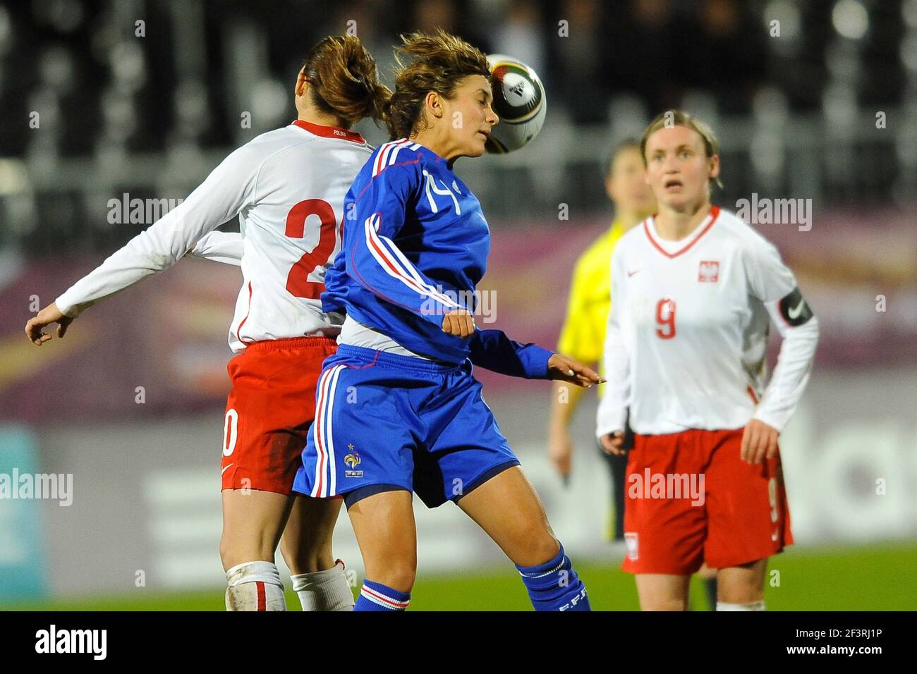 FUSSBALL - FREUNDSCHAFTSSPIEL - FRAUEN - FRANKREICH GEGEN POLEN - 19/11/2010 - FOTO PASCAL ALLEE / DPPI - ELISE BUSSAGLIA (FRANKREICH) / PATRYCJA POZERSKA (L) UND ANNA ZELAZKO (R) (POLEN) Stockfoto