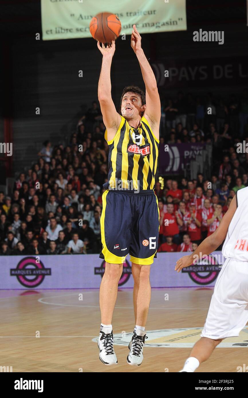 BASKETBALL - EUROLEAGUE 2010/2011 - CHOLET BASKET V FENERBAHCE ULKER - CHOLET (FRA) - 17/11/2010 - FOTO : PASCAL ALLEE / HOT SPORTS / DPPI - 6 MIRSAD TURKCAN (ULK) Stockfoto